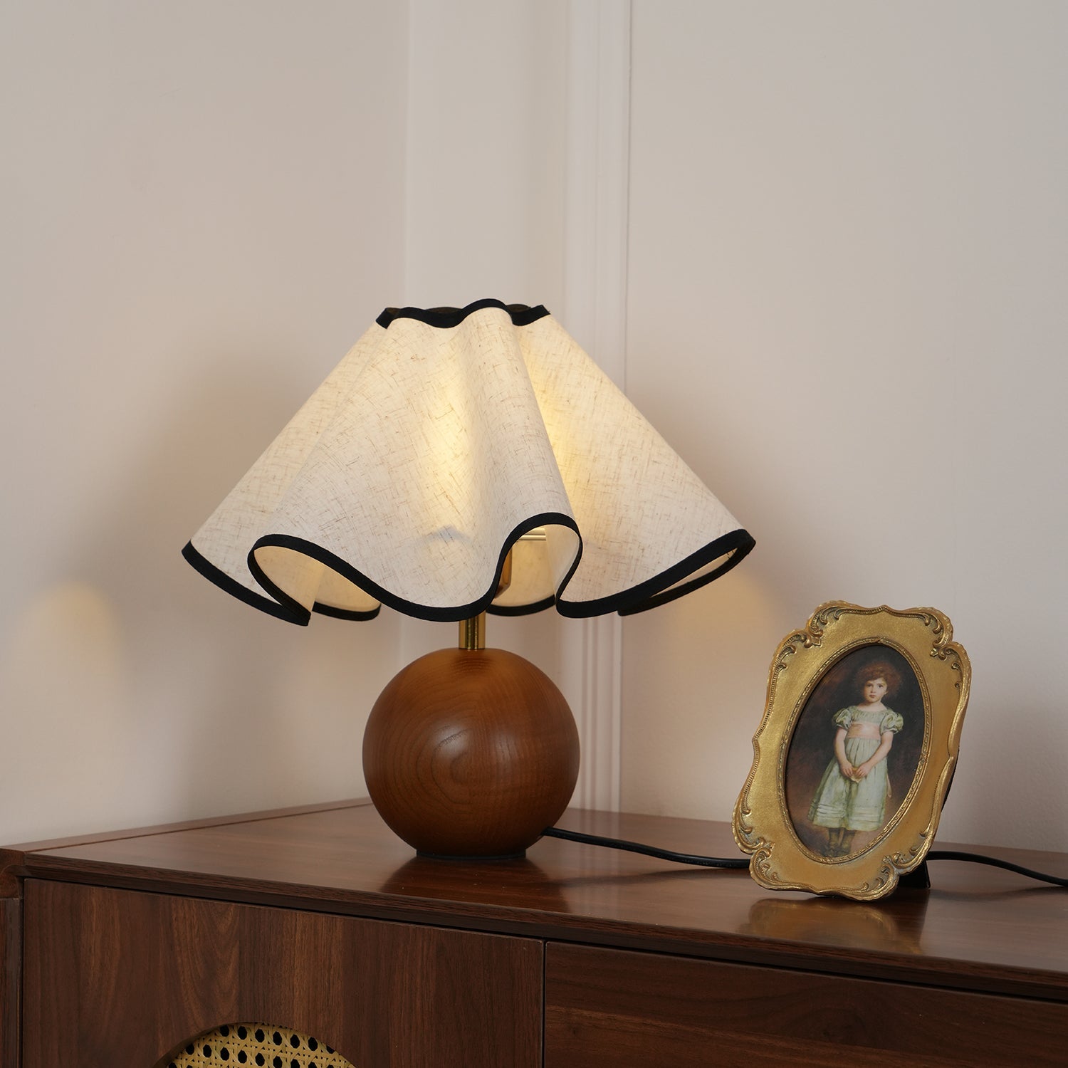 Skulpturale, wellenförmige Tischlampe für Innenräume