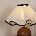 Skulpturale, wellenförmige Tischlampe für Innenräume