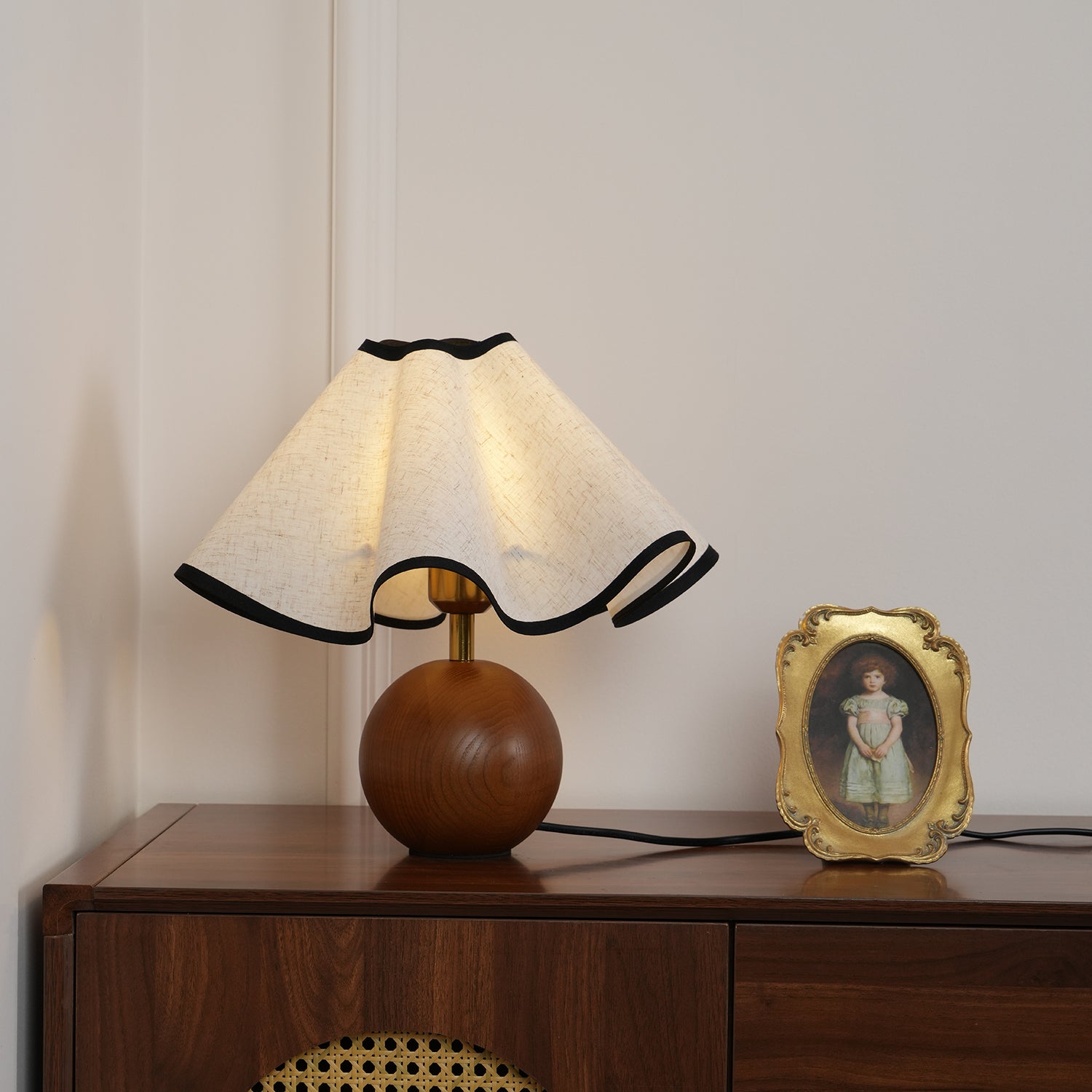 Skulpturale, wellenförmige Tischlampe für Innenräume