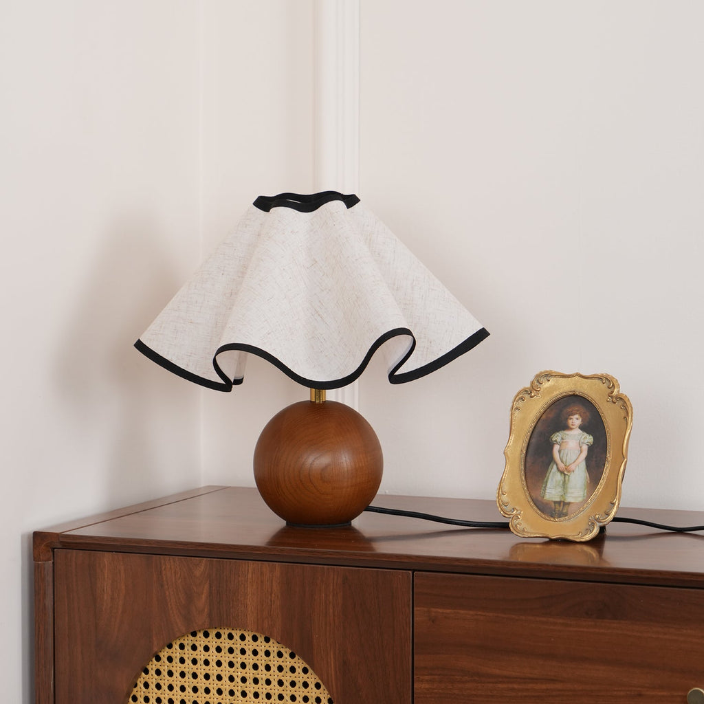 Skulpturale, wellenförmige Tischlampe für Innenräume