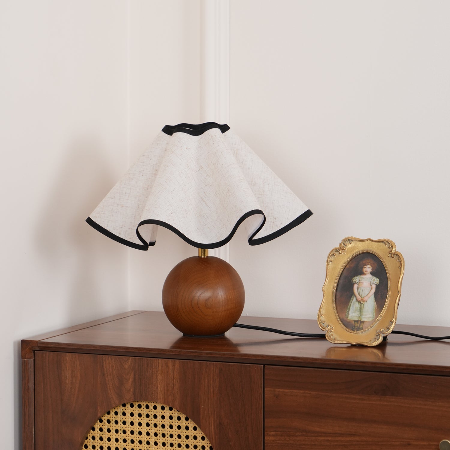 Skulpturale, wellenförmige Tischlampe für Innenräume