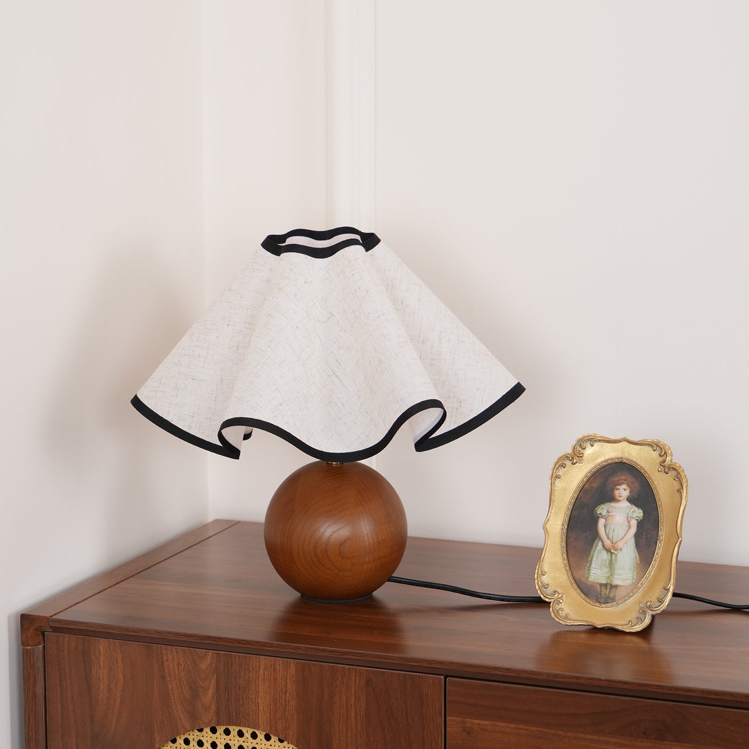 Skulpturale, wellenförmige Tischlampe für Innenräume