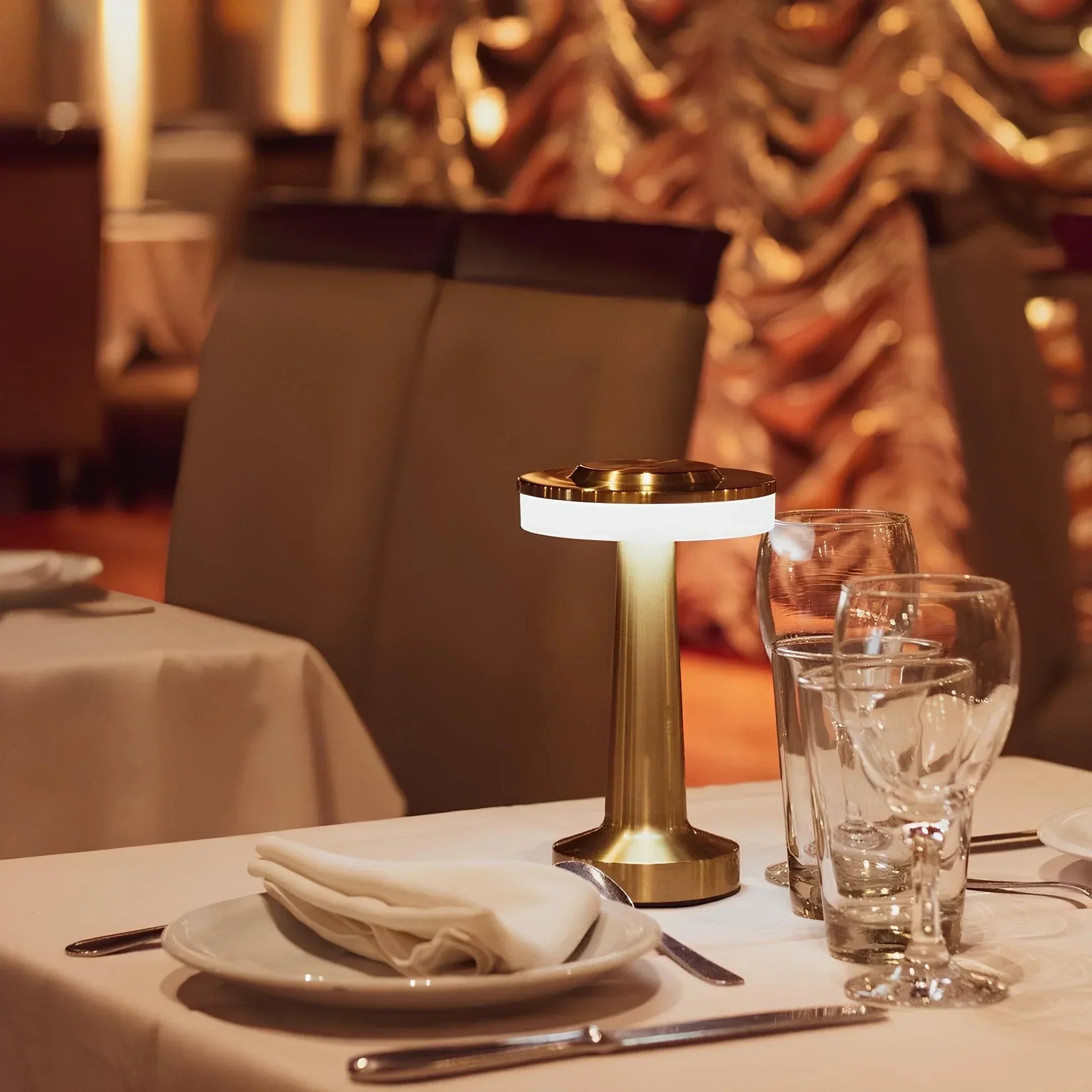 Klasyczna przenośna bezprzewodowa lampa stołowa LED